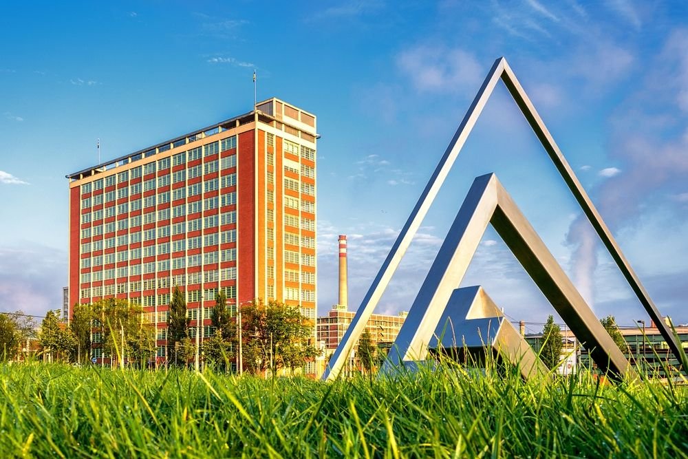 Náhledový obrázek - „Jednadvacítka“ od Jana Antonína Bati byla ve své době druhou nejvyšší v Evropě. Unikát? Ředitel měl kancelář přímo ve výtahu.