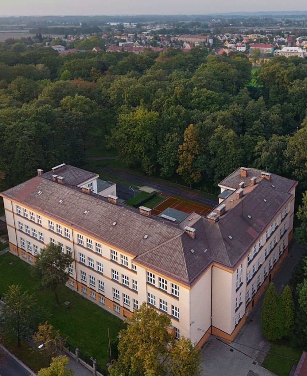 Náhledový obrázek - Gymnázium v Bohumíně zažilo polskou i německou školu a za války se změnilo v lazaret. Příběh, který se za jeho zdmi odehrál vás překvapí.