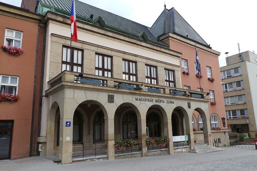 Náhledový obrázek - Magistrát stojí na náměstí, které pamatuje přejmenování Zlína na Gottwaldov. Místo, kde se měnila identita města.