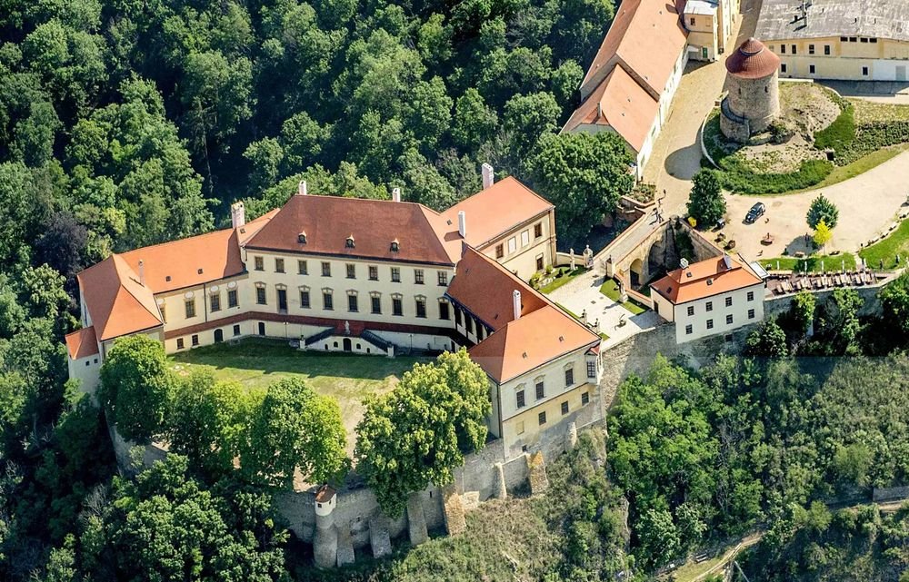 Náhledový obrázek - Znojemský hrad sloužil jako sídlo knížat i mincovna. Právě zde se odehrávaly boje Přemyslovců a rozhodovalo o moci na Moravě.