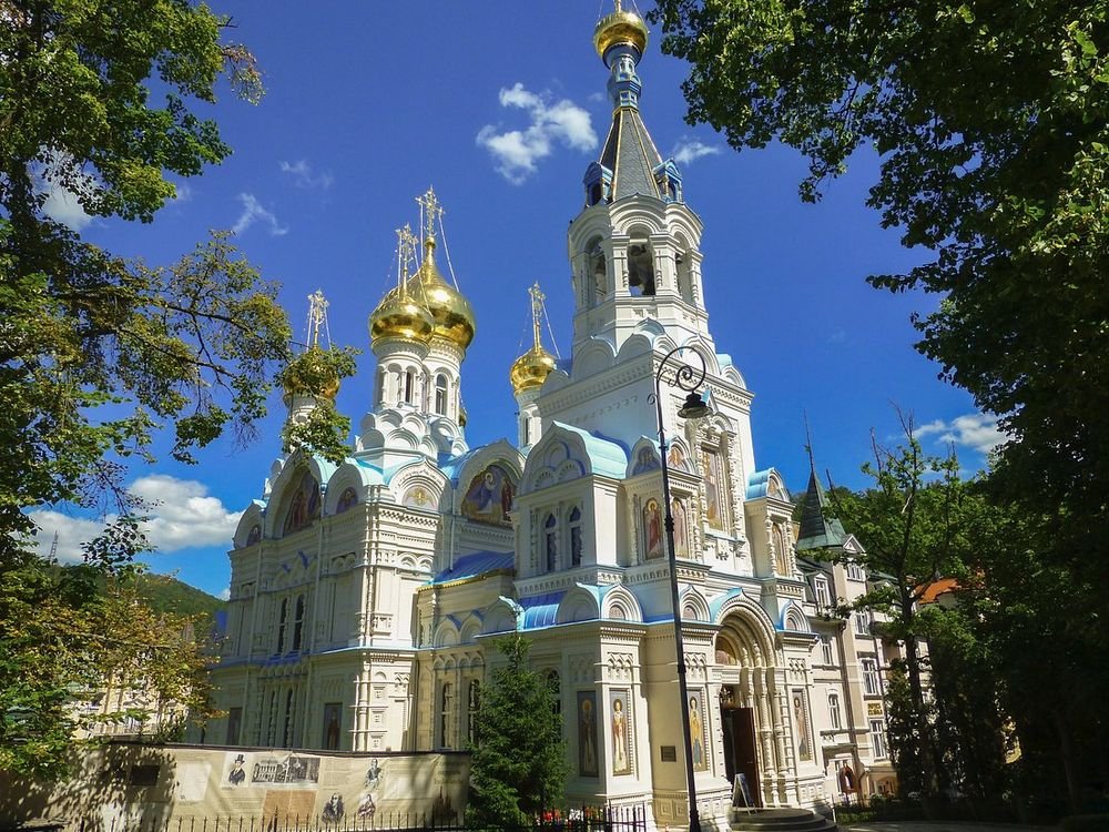 Náhledový obrázek - Chrám vzniklý z darů lázeňských hostů z východu. Do Karlových Varů přijížděli například i Gagarin, Brežněv nebo Andropov – stavba dodnes připomíná, jak silné bylo i je propojení Karlových Varů s ruskou elitou.