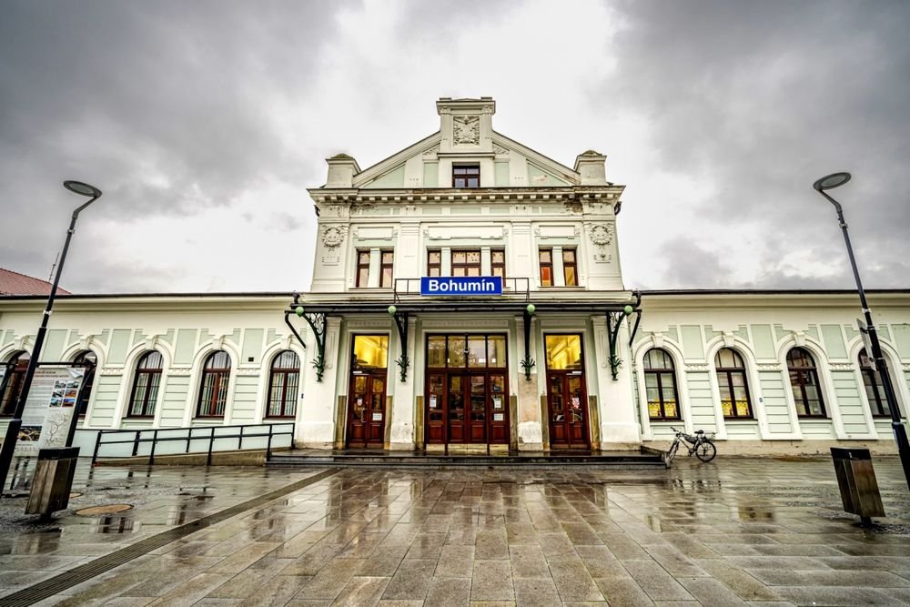 Náhledový obrázek - Bohumínské nádraží patřilo k nejvýznamnějším železničním uzlům Rakouska-Uherska a stálo na trati Severní dráhy císaře Ferdinanda. Právě jeho strategická poloha z něj udělala opakovaný cíl bombardování.