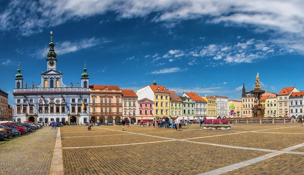 Náhledový obrázek - Náměstí Přemysla Otakara II. patří k největším čtvercovým náměstím ve střední Evropě a jeho rozměry jsou až podezřele přesné. A ne, není to jen pouhá náhoda.