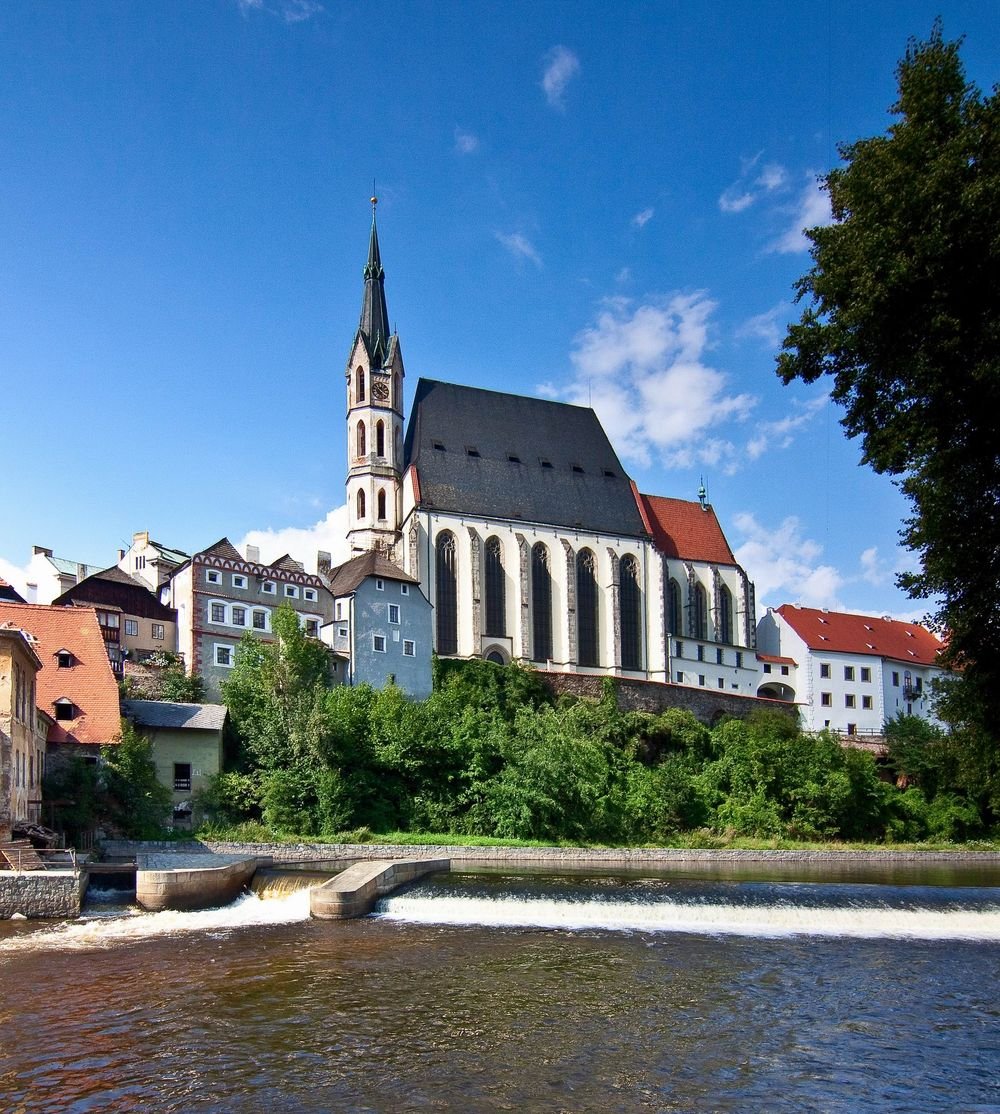 Náhledový obrázek - Kostel sv. Víta byl hlavním chrámem Rožmberků i Schwarzenbergů a po staletí patřil k nejdůležitějším místům Krumlova. Pod jeho podlahou se dodnes skrývají jejich hrobky – včetně jedné opravdu neobvyklé.