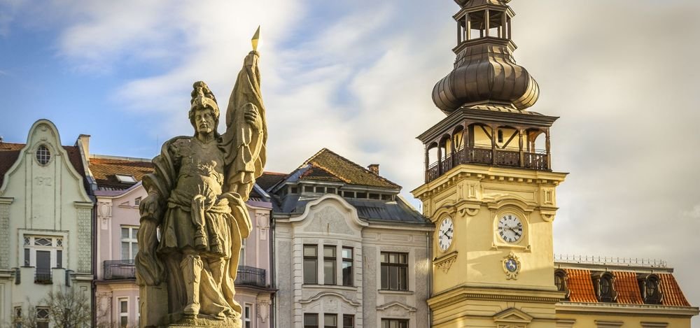 Náhledový obrázek - Socha sv. Floriána připomíná mučedníka, který raději zemřel, než aby zapřel svou víru. Dnes je uctíván jako silný symbol odvahy, ochrany a naděje.