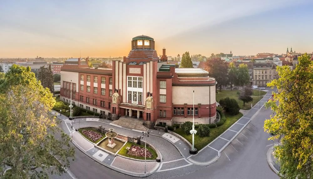 Náhledový obrázek - Uvnitř muzea najdete příběhy Hradce. Jeden z nich ale začíná už venku na jeho průčelí – jak se z pevnosti stalo moderní město, které se snaží vymanit ze své minulosti.