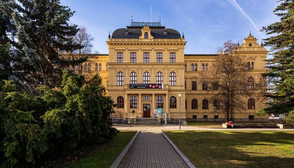 Náhledový obrázek - Jihočeské muzeum vzniklo z darů místních obyvatel a původně sídlilo v radnici. Sbírky se však rozrostly tak rychle, že si vyžádaly vlastní reprezentativní budovu.