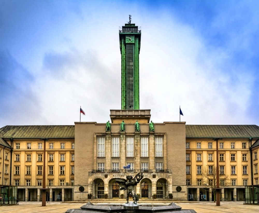 Náhledový obrázek - Nejvyšší radnice v Česku stojí v Ostravě díky odvážnému řešení i vizím starosty Prokeše. Právě on pomohl město proměnit v moderní centrum své doby.