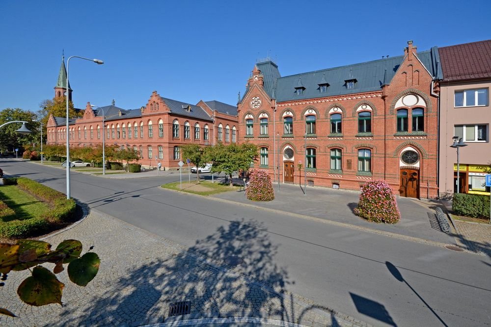 Náhledový obrázek - Dnešní radnice v Bohumíně byla původně školou, kterou kvůli stovkám žáků museli stále rozšiřovat. Dnes je kulturní památkou. Jak se z ní nakonec stalo sídlo města?