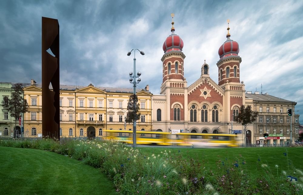 Náhledový obrázek - Velká synagoga v Plzni je druhá největší v Evropě a měla být ještě vyšší než dnes. Proč nakonec její věže zůstaly vysoké „jen“ 45 metrů?