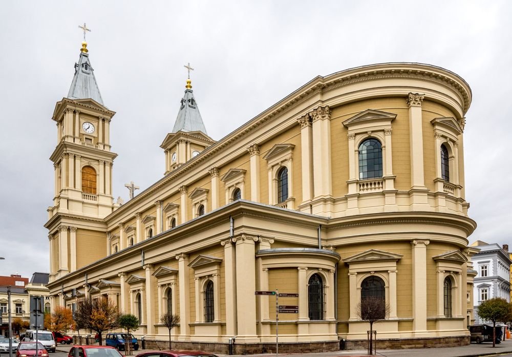 Náhledový obrázek - Katedrála Božského Spasitele pojme až 4 000 lidí a patří k největším na Moravě. Vznikla v době rychlého růstu Ostravy a dodnes je jejím duchovním i kulturním srdcem.