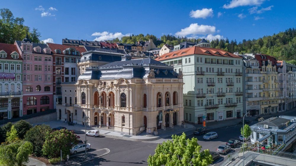 Náhledový obrázek - Na první pohled honosné divadlo uvnitř skrývá umělecký skvost. Oponu zde vytvořil mladý Gustav Klimt, ještě dávno před svou světovou slávou.