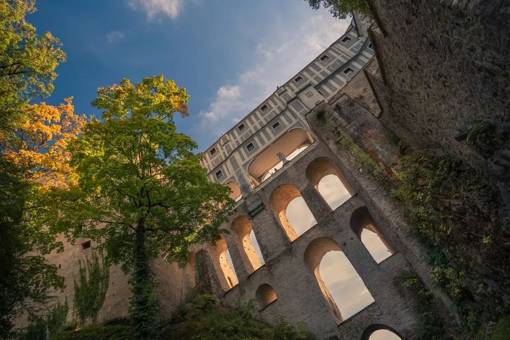 Náhledový obrázek - Plášťový most spojuje části zámku, ale ne jen zvenčí. V jeho patrech vedou skryté chodby, kterými se chodilo z paláce až do divadla.