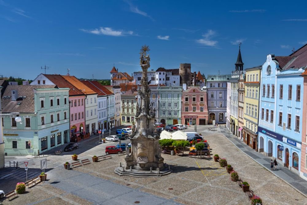 Náhledový obrázek - Na místě někdejšího pranýře dnes stojí krásná barokní památka, ve skutečnosti však symbol strachu i naděje. Vznikla jako ochrana před nemocí, která tehdy decimovala celou Evropu.