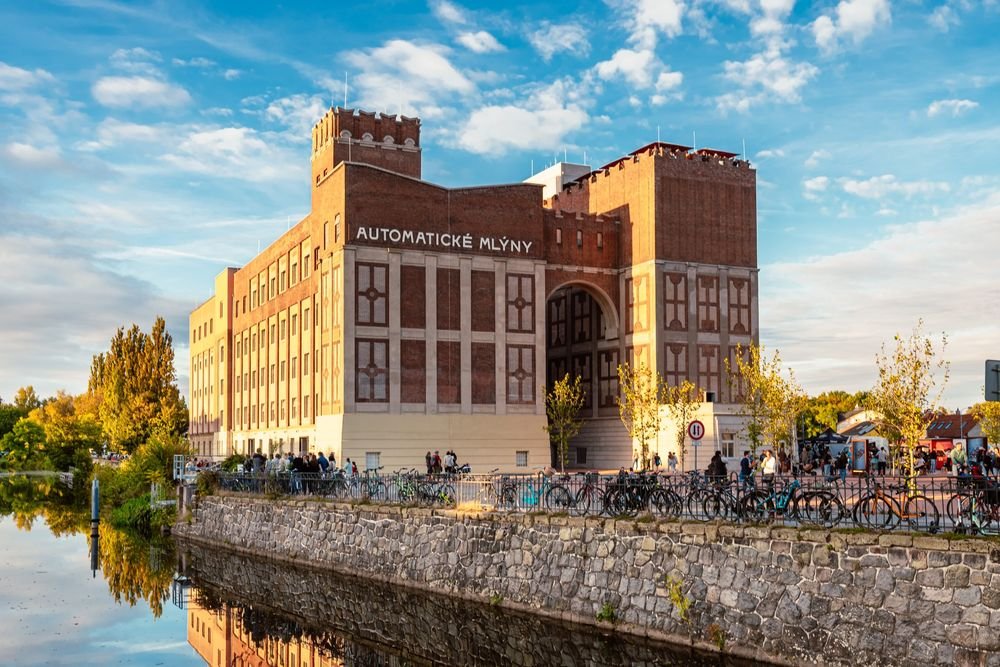 Náhledový obrázek - Kdysi jedna z nejmodernějších továren na mouku v Čechách, dnes pulzující kulturní centrum. Automatické mlýny ukazují, jak se průmysl může proměnit v živé místo plné života.