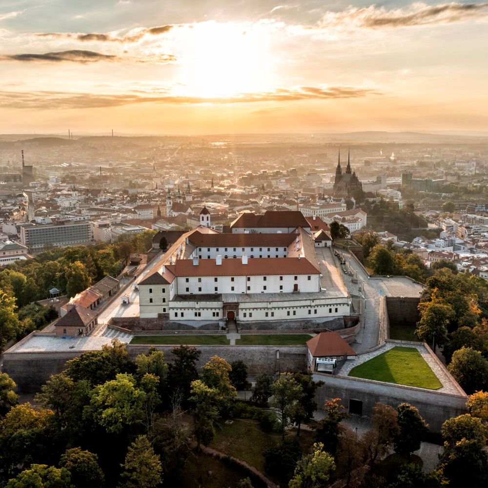 Náhledový obrázek - Hrad Špilberk se tyčí nad Brnem od 13. století, původně jako královské sídlo, později se však proměnil v nechvalně známý „žalář národů“. V jeho celách končili mimo jiné i političtí vězni z celé Evropy.