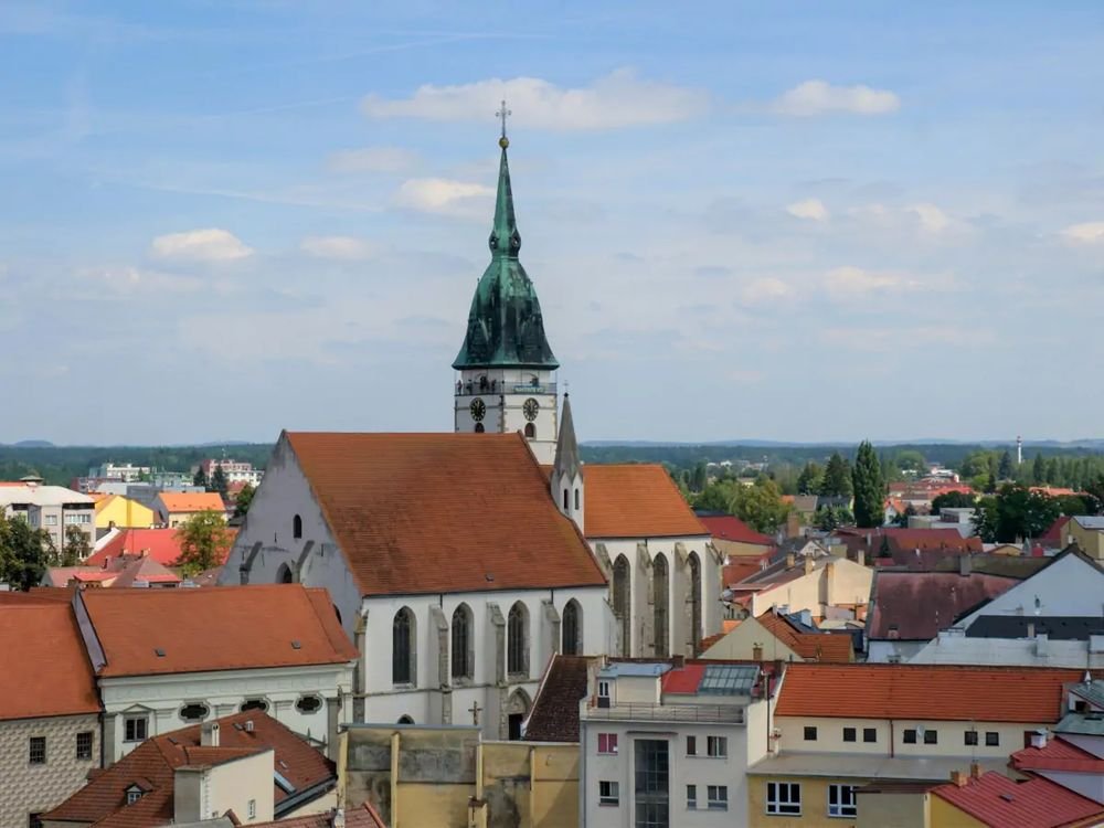 Náhledový obrázek - Kostel, který přežil války, požáry i zkázu města. Každá jeho podoba je jen další kapitolou příběhu, který se tu píše už staletí.