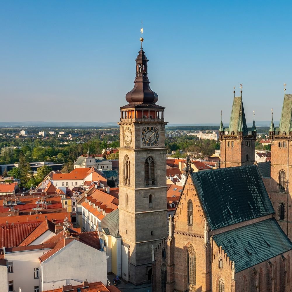 Náhledový obrázek - Bílá věž v sobě ukrývá zvon Augustin, jeden z největších zvonů v Česku. Jak obrovský skutečně je, vás překvapí.