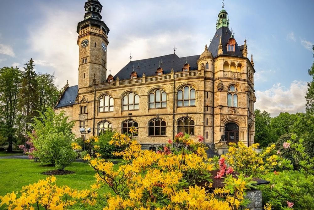 Náhledový obrázek - Nejstarší uměleckoprůmyslové muzeum v Česku s více než půl milionem exponátů, které ukrývá světový unikát. Ve věži je zavěšen 24 metrů dlouhý skleněný žebřík.