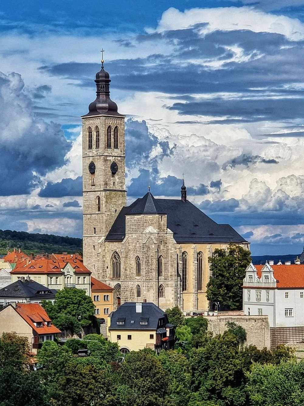 Náhledový obrázek - Gotický chrám budovaný více než sto let. Měl mít dvě věže, ale dokončena byla jen jedna – zato 80 metrů vysoká. Pod podlahou kostela se navíc ukrývají rozsáhlé krypty.