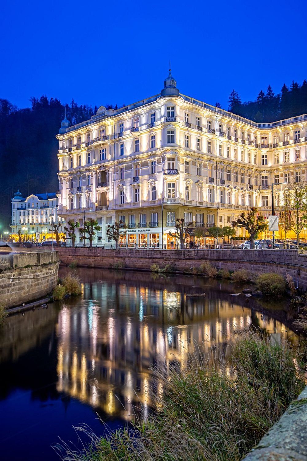 Náhledový obrázek - Grandhotel, který hostil císaře, krále i hollywoodské hvězdy. Místo, kde se setkával svět luxusu s těmi nejvýznamnějšími jmény historie.