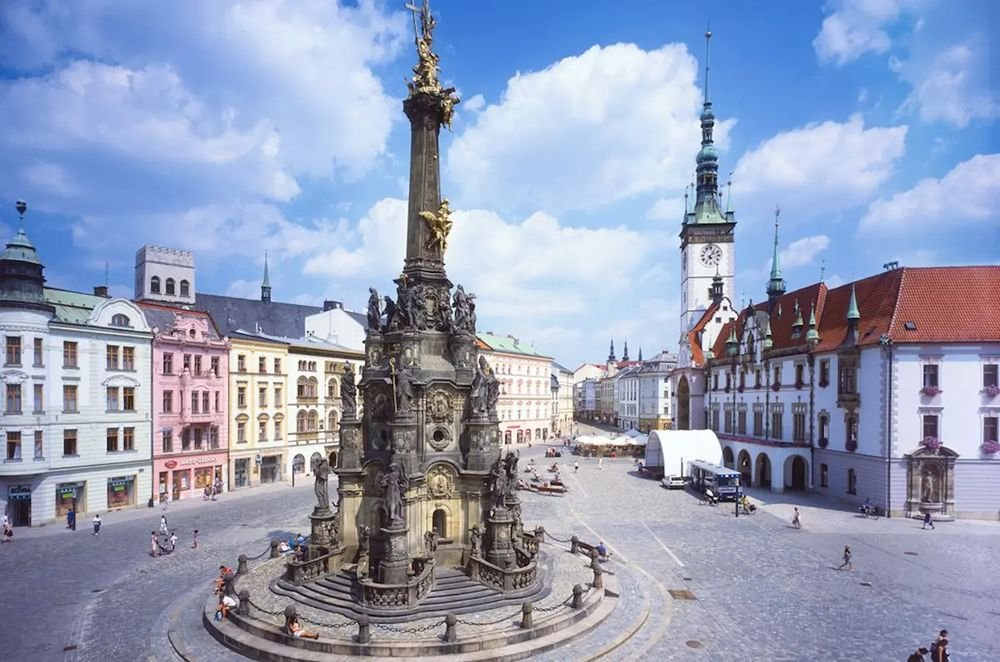 Náhledový obrázek - Sloup Nejsvětější Trojice je vrcholným dílem baroka i symbolem naděje. Vznikl po morové epidemii a jeho tvorba stála život hned několik jeho tvůrců.