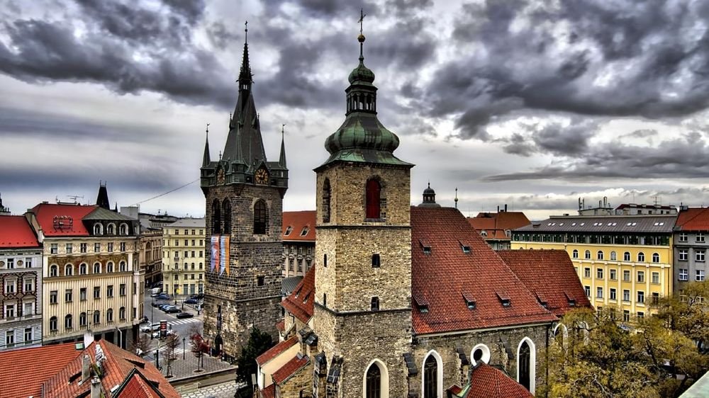 Náhledový obrázek - Věž přežila útoky Švédů, Prusů i bombardování ve 2. světové válce. Uvnitř ukrývá obří zvony a dodnes ji rozeznívá zvonkohra.