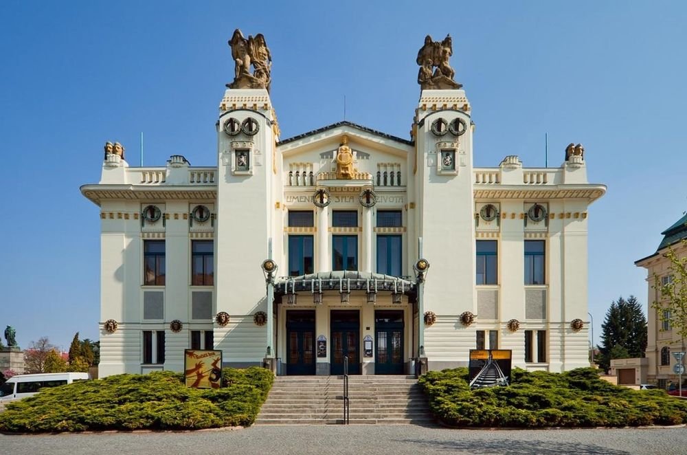 Náhledový obrázek - Více než století divadla, stovky představení ročně a tisíce diváků. Místo, kde ožívají příběhy před očima diváků.