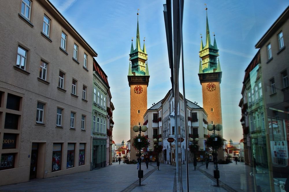 Náhledový obrázek - Roku 1447 zahájil mistr Mikuláš ze Sedlešovic stavbu věže, která dnes měří téměř 80 metrů. Z jejího vrcholu uvidíte můžete vidět až vrcholky Alp.