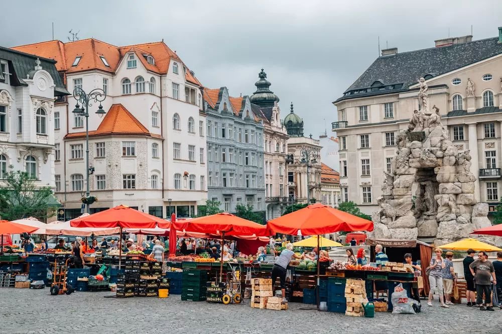 Náhledový obrázek - Pod Zelným trhem se ukrývá rozsáhlý labyrint historických sklepů, zatímco na povrchu kdysi stál pranýř i klec pro zloděje. Místo, které vás překvapí svou minulostí.