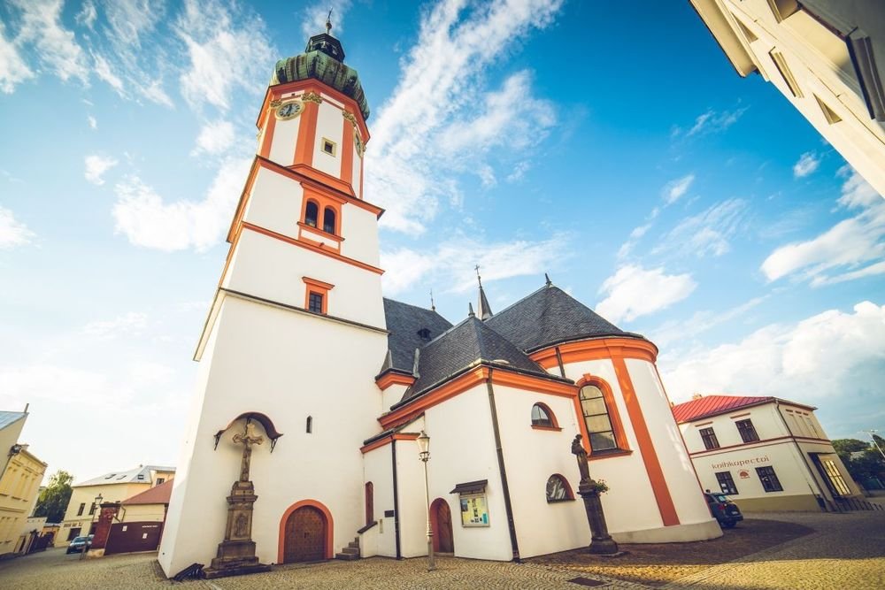 Náhledový obrázek - Místo, které si pamatuje dřevěný kostel i ničivý požár. Jeho dnešní podoba je výsledkem přestaveb i živelných katastrof.