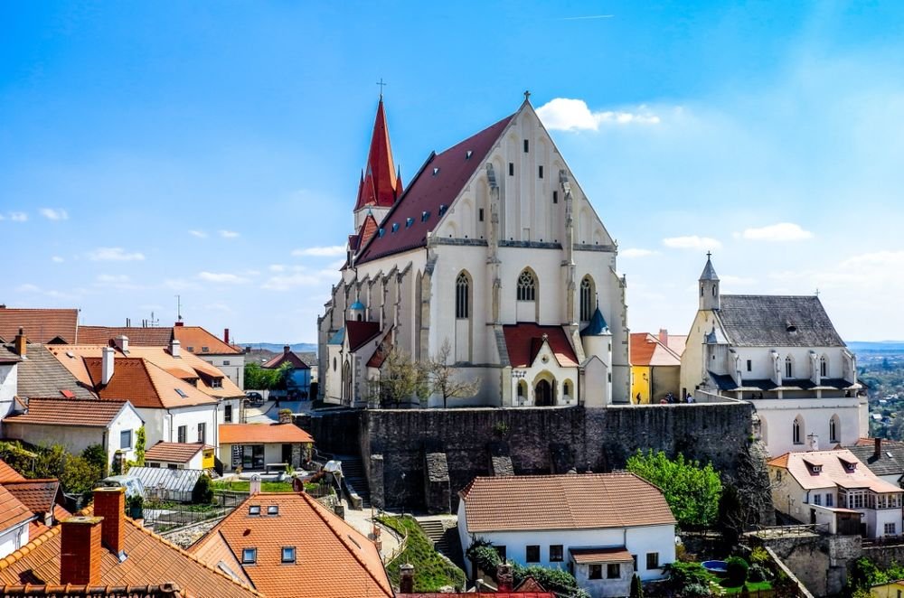 Náhledový obrázek - Zničený požárem, znovu budovaný dvě století. Proč nad tímto chrámem drží ochrannou ruku právě sv. Mikuláš?