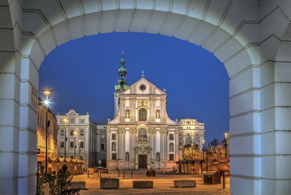 Náhledový obrázek - Barokní kostel sv. Vojtěcha připomíná nejen působení jezuitů, ale i dramatický osud světce, který za svou víru zaplatil životem.