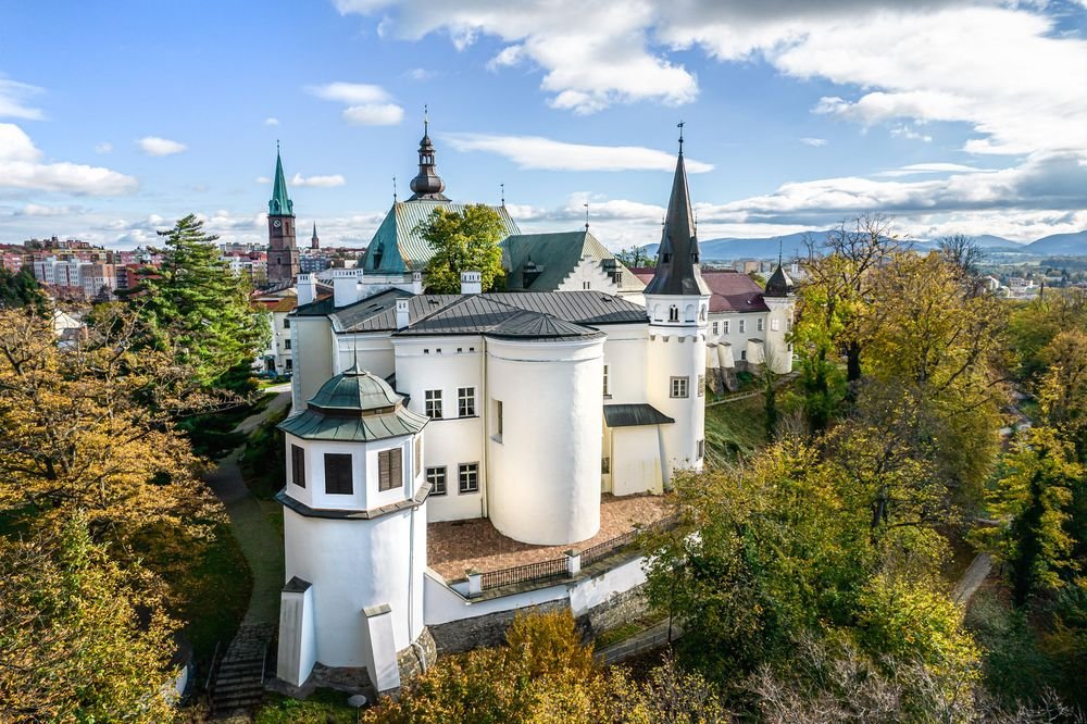 Náhledový obrázek - Kdysi pevnost na hranici dvou zemí, dnes místo, kde se uchovává jejich paměť. Frýdecký zámek ukrývá příběhy, které formovaly celý kraj.