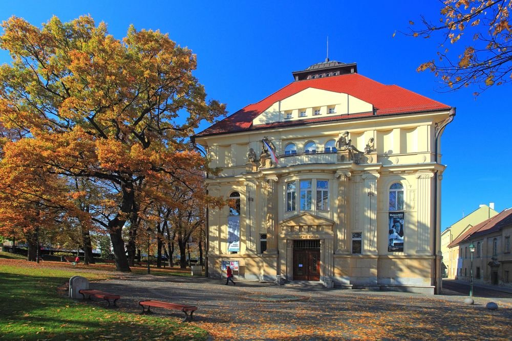 Náhledový obrázek - Z reprezentativní banky se stal kulturní prostor plný života. Obecní dům dodnes okouzluje svou monumentalitou i atmosférou počátku 20. století.