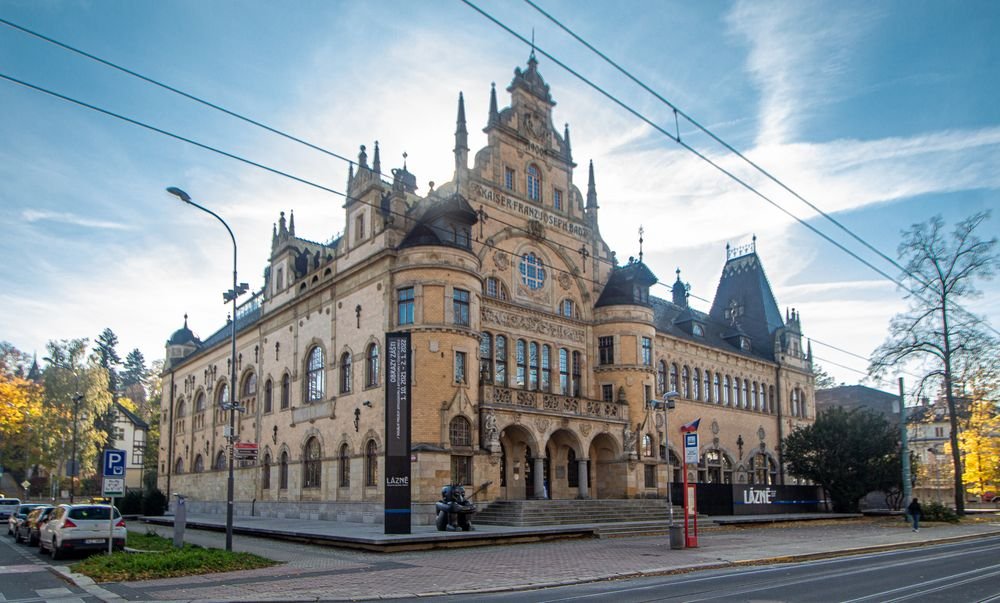 Náhledový obrázek - Jedny z nejluxusnějších lázní své doby, postavené na oslavu císaře Františka Josefa I. Dnes tu místo vody najdete umění a stopu původního bazénu pod skleněnou podlahou.