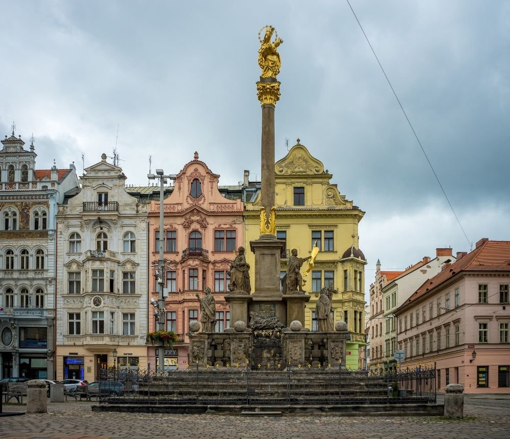 Náhledový obrázek - Sloup z roku 1681 nevznikl jen jako ozdoba, ale jako slib města v době strachu a nemoci. Každá socha na něm má svůj význam.