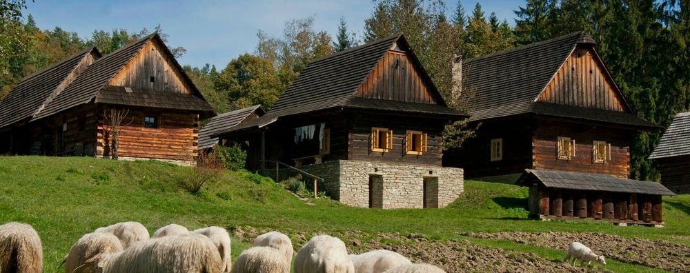 Náhledový obrázek - Nejstarší skanzen ve střední Evropě vznikl už v roce 1925. Minulost tu není jen vystavená – můžete si vyzkoušet řemesla, ochutnat speciality i zažít folklor.