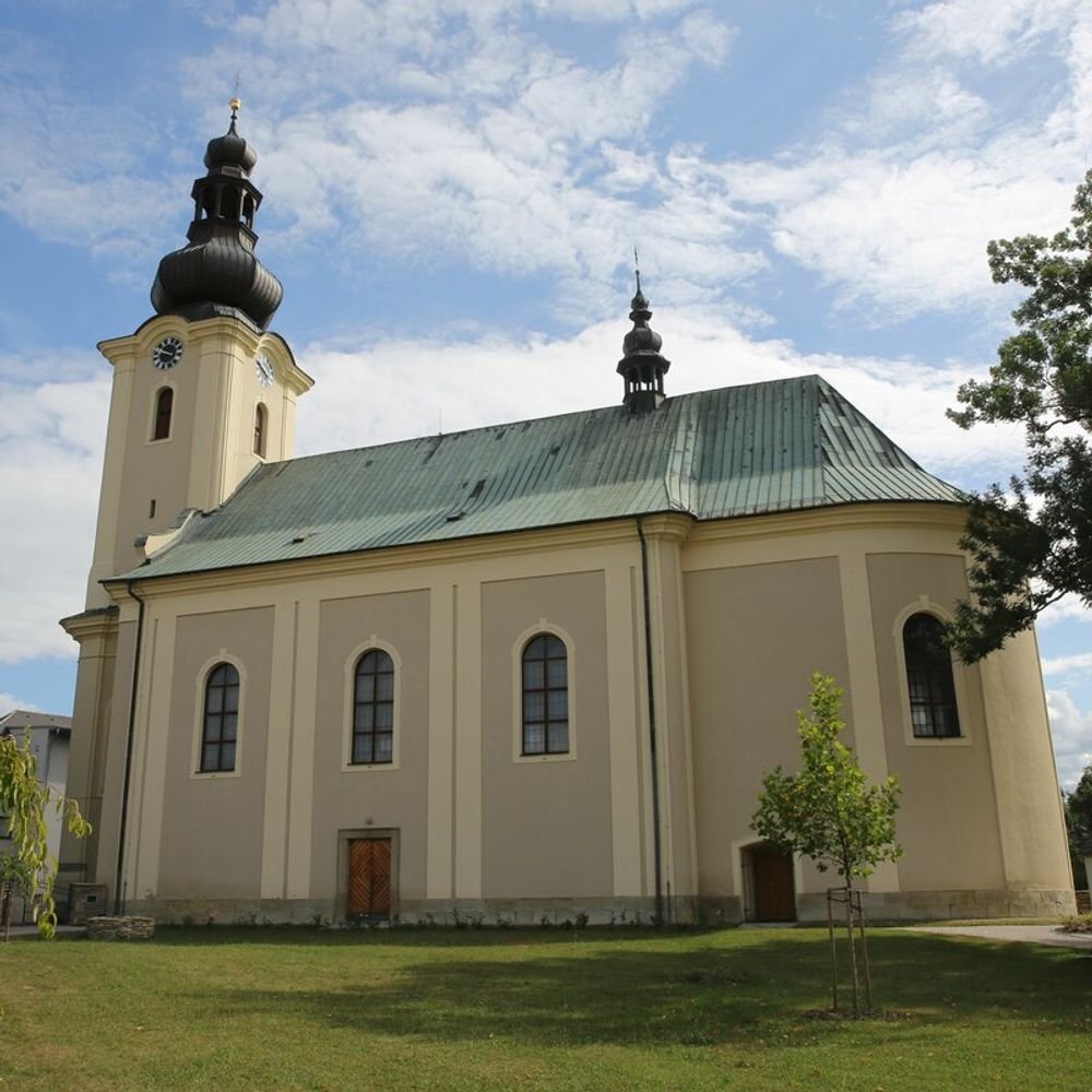 Náhledový obrázek - Barokní kostel se kvůli nepokojům stavěl déle, než se plánovalo, a vznikl na místě staršího svatostánku. Ve věži se při rekonstrukci našly dokumenty některé staré více než sto let.
