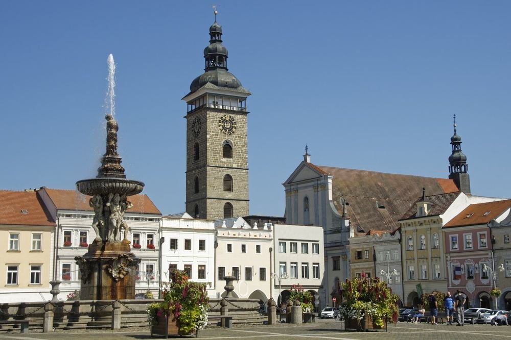 Náhledový obrázek - V Černé věži žil vysoko nad městem věžný se svou rodinou a hlídal celé Budějovice, přičemž denně zdolával stovky schodů. Takhle tomu bylo překvapivě až do roku 1946.