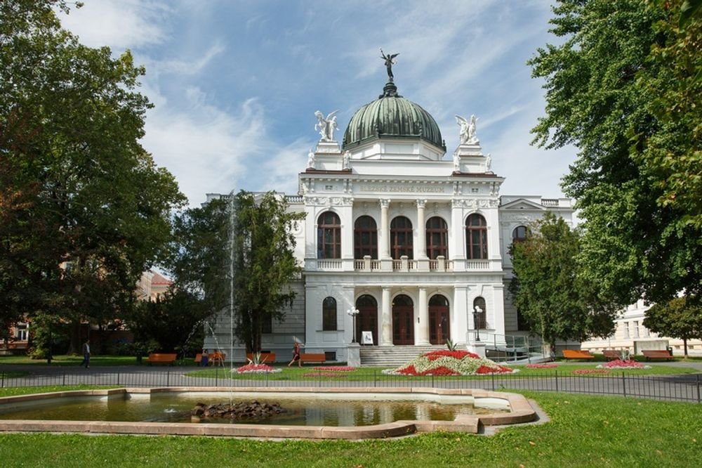 Náhledový obrázek - Z malé školní sbírky v roce 1814 vyrostlo nejstarší muzeum v Česku. Dnes patří mezi největší v zemi a uchovává miliony unikátních svědectví o světě kolem nás.