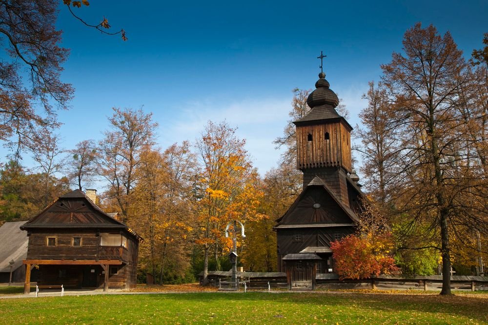 Náhledový obrázek - Dřevěné městečko otevřené v roce 1925 přenáší minulost do současnosti – najdete tu domy i kostel z různých koutů Valašska a také hřbitov významných osobností.