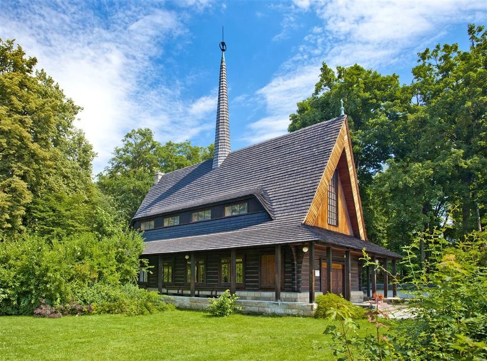 Náhledový obrázek - O stavbě kostela se mluvilo už za války, ale bránily tomu zákazy. Nakonec vznikl v 50. letech jako dřevěný kostel a symbol vytrvalosti místních.