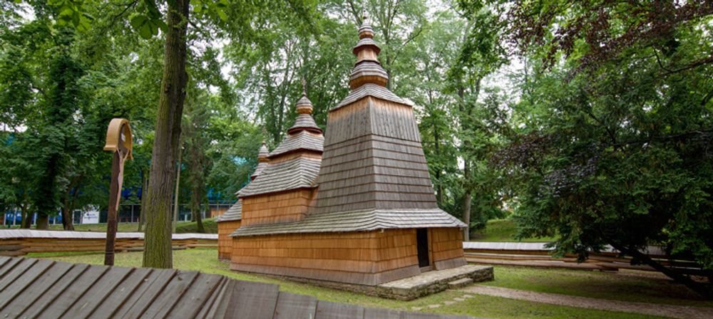 Náhledový obrázek - Dřevěný kostel, který sem vůbec nepatří a přesto tu stojí. Přicestoval až z východního Slovenska, kde mu hrozilo zničení.
