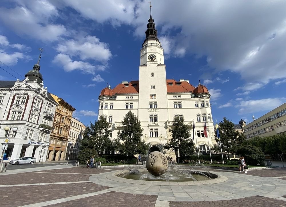 Náhledový obrázek - Hláska je srdcem Opavy už od středověku – od obchodních skladů až po dnešní radnici. Její věž kdysi chránila město, dnes nabízí pohled na jeho celý příběh.