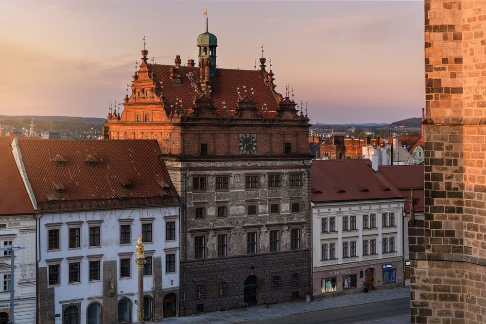 Náhledový obrázek - Plzeňská radnice patří k prvním renesančním stavbám ve městě a její fasádu zdobí sgrafita s českými králi i symboly spravedlnosti. Každý detail tu vypráví příběh historie i moci.